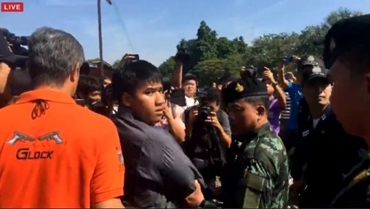 ทหารปล่อยตัวผู้ร่วมกิจกรรม "นั่งรถไฟไปอุทยานราชภักดิ์" หลังคุมตัวนานเกือบ 10 ชม.