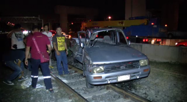 รถไฟชนรถกระบะบริเวณจุดตัดใกล้ สน.ดอนเมือง เจ็บสาหัส 1 คน 