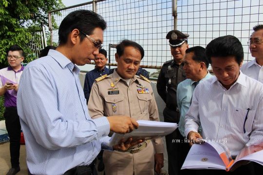 ผู้ว่าฯ นนทบุรี ตรวจสอบดินทรุดตัวข้างอาคารเรียน ร.ร.วัดสลักเหนือ 