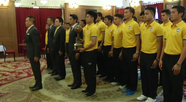 นักฟุตบอลทีมชาติไทยเดินทางไปลงนามถวายพระพร หลังคว้าแชมป์คิงส์คัพ