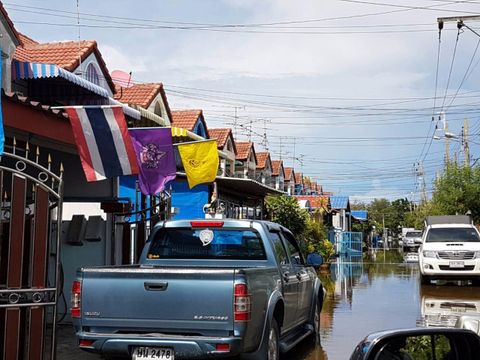 ชุมชนหมู่บ้านซิตี้วิลเลจ ซึ่งตั้งอยู่ทางทิศใต้นิคมฯ บางปู น้ำท่วมขังวันที่ 4 