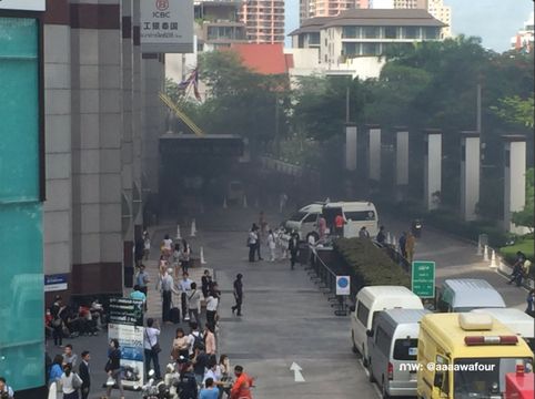 ไฟไหม้ลานจอดรถเอ็มโพเรียม จนท.คุมเพลิงได้แล้ว เร่งระบายควัน-ไร้เจ็บ 