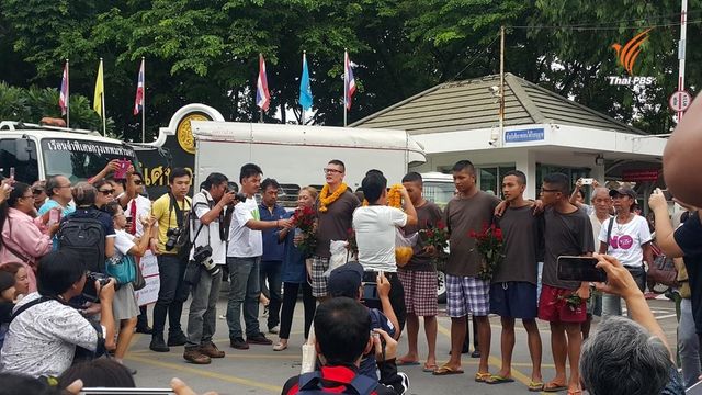 ปล่อยตัว 6 ประชาธิปไตยใหม่ คดีรณรงค์ประชามติ -อายัดตัว 1 คน ส่งต่อคดีนั่งรถไฟไปราชภักดิ์