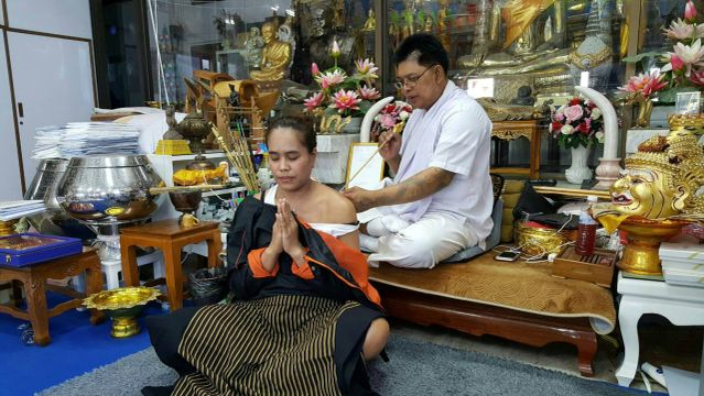 "อรอุมา สิทธิรักษ์" สักยันต์ 5 แถวก่อนเริ่มประกอบธุรกิจส่วนตัว