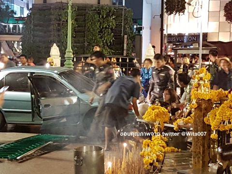 ด่วน! รถเก๋งพุ่งชนศาลพระพรหม แยกราชประสงค์ เบื้องต้นเจ็บ 6 คน
