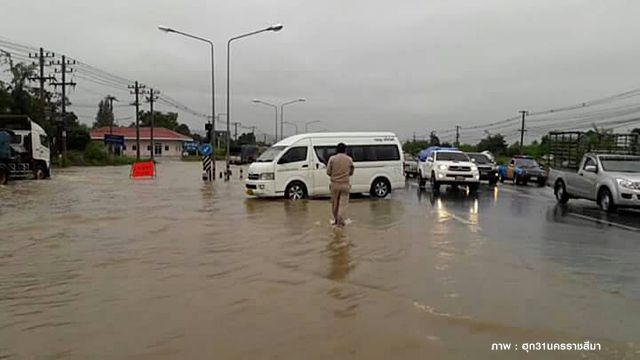 น้ำป่าไหลท่วมถนนมิตรภาพช่วง อ.สีคิ้ว เปิดช่องทางพิเศษแก้รถติด