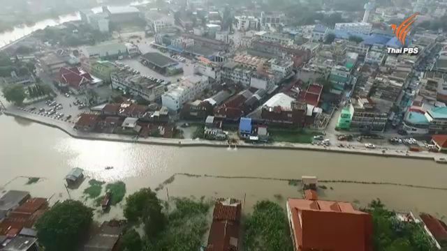 แม่ค้าตลาดบ้านแพน จ.อยุธยา หวั่นพนังกั้นรับมวลน้ำพร่องจากเขื่อนเจ้าพระยาไม่ไหว พบเอ่อล้น-ซึมใต้ฐาน 