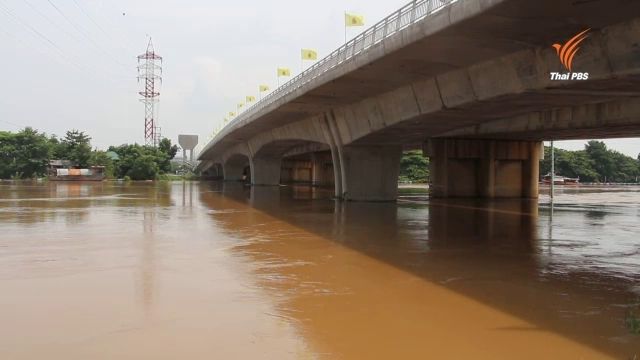 น้ำเจ้าพระยาล้นพนังกั้นกว่า 10 จุด ไหลเข้าท่วมเทศบาลป่าโมก จนท.เร่งระบายน้ำออก