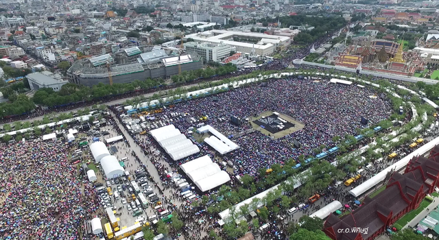 ประชาชนนับแสนร่วมร้องเพลงสรรเสริญพระบารมี กึกก้อง