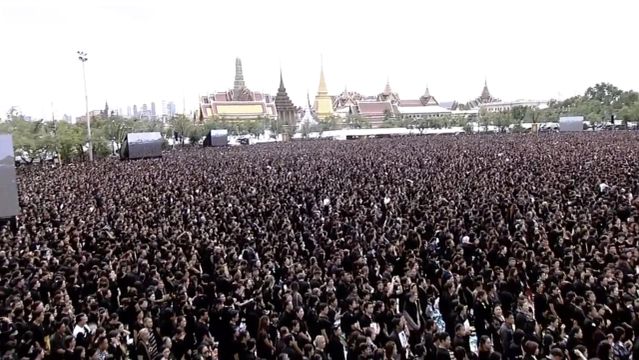 ประมวลภาพ ประชาชนร่วมร้องเพลงสรรเสริญพระบารมี บริเวณท้องสนามหลวง