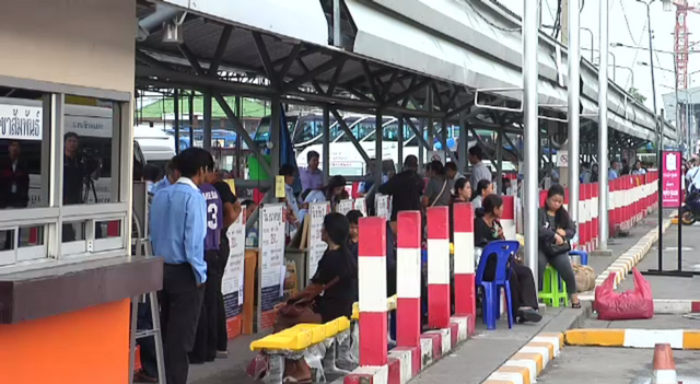 ผู้โดยสารยังสับสนย้ายคิวรถตู้วันแรก ผู้ประกอบการโอดคนใช้บริการลดฮวบ