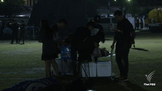 กลุ่มจิตอาสาแจกยากันยุงให้ผู้พักค้างในท้องสนามหลวง