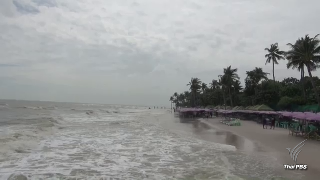 เตือนนักท่องเที่ยวงดลงเล่นน้ำบริเวณชายหาดหัวหิน หลังมีคลื่นลมแรงต่อเนื่อง