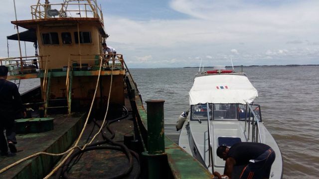 ยึดเรือขนน้ำมันหนีภาษี 1.2 แสนลิตร มูลค่ากว่า 10 ล้านบาท