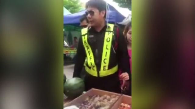 สั่งพักงานอาสาจราจร "กร่าง" ขู่เเม่ค้าโดนัทตลาดบ้านบึง