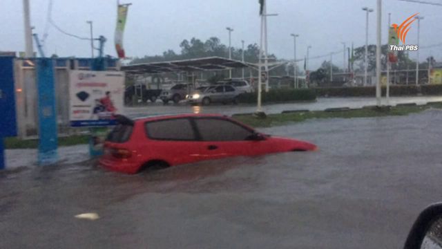 ถนนหลายสายเมืองสุรินทร์น้ำท่วมขังจากฝนตกหนัก เตือนขับรถระวัง-เจ้าหน้าที่เร่งระบาย  