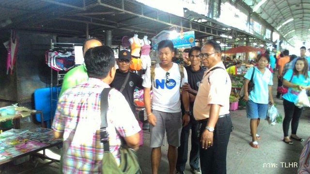 ตร.รวบ “ไผ่ ดาวดิน” กลางตลาดภูเขียว เดินแจกเอกสาร Vote No