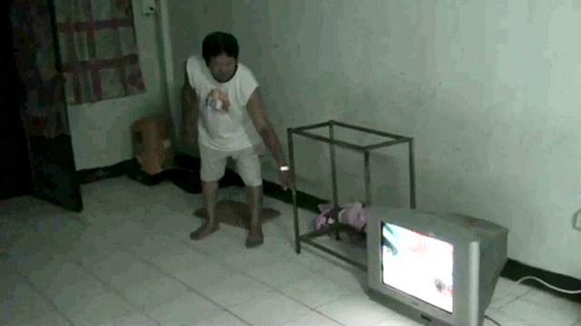 พ่อเด็ก 3 ขวบปฏิเสธข่าวเล่นโปเกมอนขณะทีวีหล่นทับลูก 