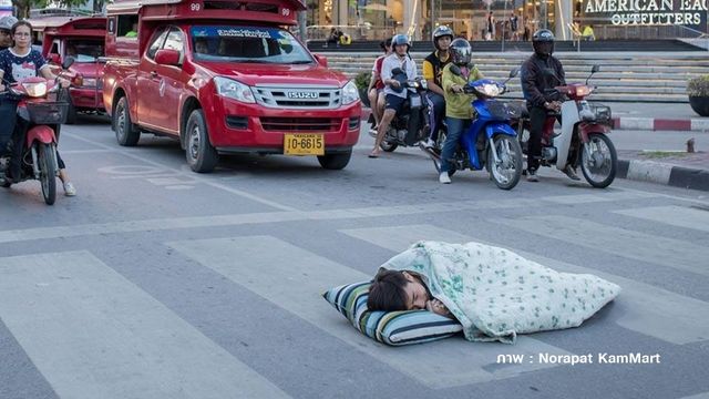 สั่งปรับ! นศ.หอบหมอน ผ้าห่มนอนบนทางม้าลาย จ.เชียงใหม่  