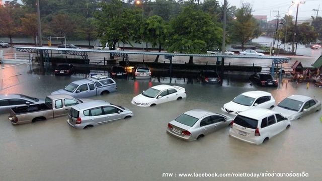 (รวมภาพ) ร้อยเอ็ดอ่วมน้ำท่วมขังหลายพื้นที่ เหตุฝนตกหนักต่อเนื่อง