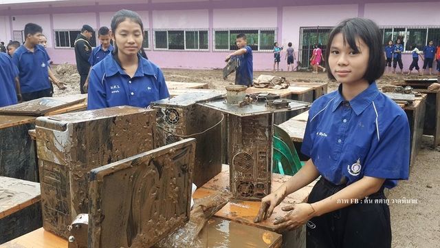 น้ำป่าไหลหลากท่วมบ้านแม่สลิดหลวง จ.ตาก อพยพนักเรียน-ชาวบ้าน อยู่ในที่ปลอดภัย
