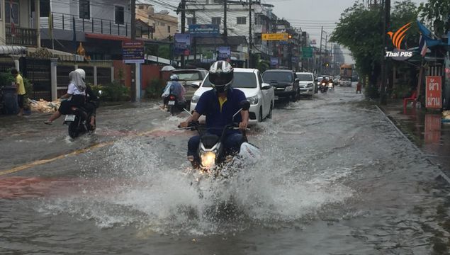 กทม.เร่งระบายน้ำถนนสุขุมวิท ซอยแบริ่งน้ำยังท่วมสูง