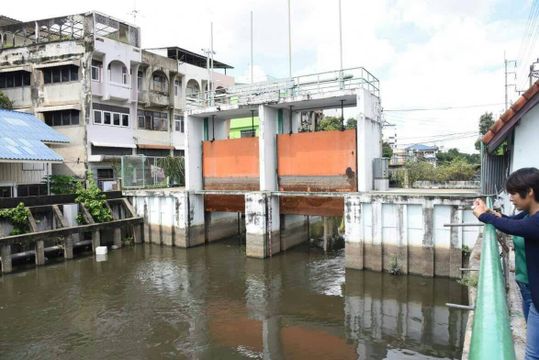 กทม.ติดเครื่องผลักดันน้ำในคลองเปรมฯ หวังระบายน้ำออกจากดอนเมืองภายใน 3 วัน 