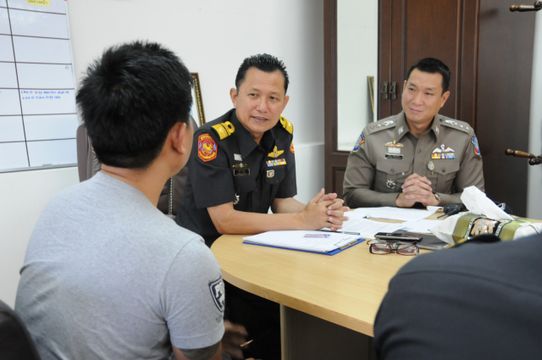 ขนส่งสั่งพักใบขับขี่-แจ้งความฐานฉ้อโกง แท็กซี่ฟันค่าโดยสารนทท.จีน 2,500 บ.