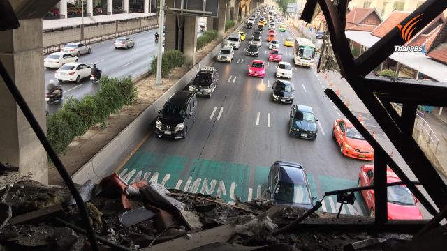 ปิดสะพานลอยหน้าสนามบินดอนเมือง หลังรถพ่วงชนเสียหาย 