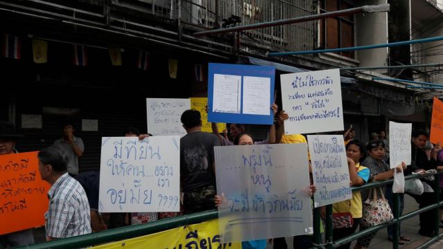 ผู้ค้าประตูน้ำจ่อร้องนายกฯ หลังไม่พอใจนโยบายจัดระเบียบทางเท้า