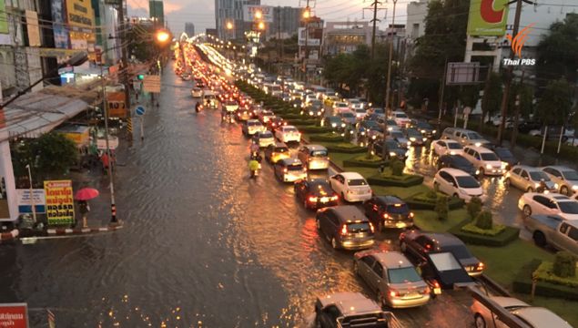 ฝนตกหนักน้ำท่วมถนนสายหลักทั่วกรุงเทพฯ
