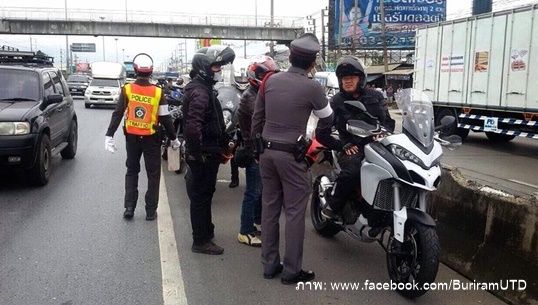 "เนวิน" ขี่ "บิ๊กไบค์" ผิดกฎจราจร โดนจับ-ปรับ