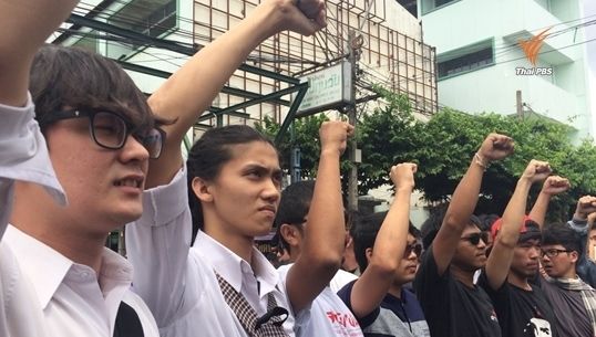 นศ.รวมตัวหน้า สน.ปทุมวัน ไม่ยอมรับทราบข้อกล่าวหา-ประกาศปฏิเสธอำนาจคณะรัฐประหาร