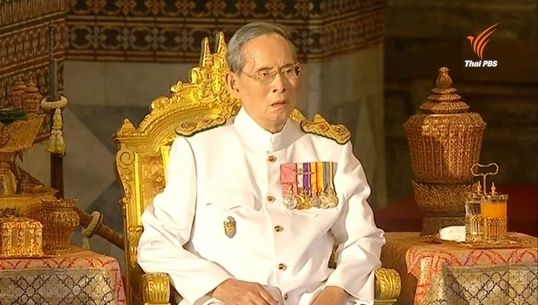 "ในหลวง" เสด็จฯ พระราชพิธีวันฉัตรมงคล  - พสกนิกรเฝ้ารับเสด็จเนื่องแน่น 