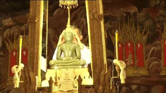 สมเด็จพระบรมโอรสาธิราชฯ สยามมกุฏราชกุมาร ทรงเปลี่ยนเครื่องทรงฤดูฝนพระแก้วมรกต