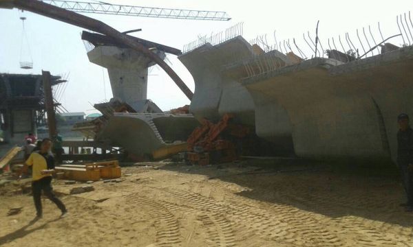 สะพานข้ามแม่น้ำเจ้าพระยากำลังก่อสร้างถล่ม เจ็บสาหัส 13 คน จ.อยุธยาฯ