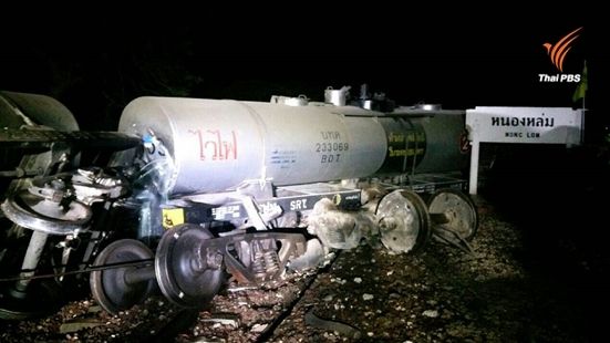 รถไฟบรรทุกน้ำมันตกรางทะลักกว่าแสนลิตร จนท.รอดปาฏิหาริย์-คาดสภาพเก่าใช้งานมานาน