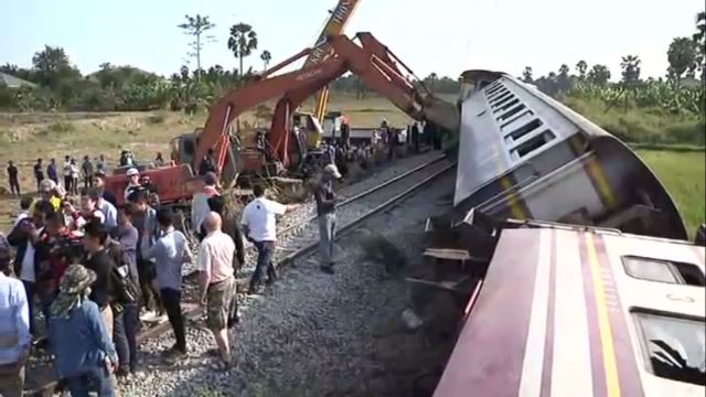 จนท.เร่งกู้รถไฟตกรางจากอุบัติเหตุ คาดแล้วเสร็จคืนนี้