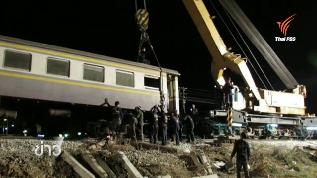จนท.เร่งเคลื่อนย้ายตู้รถไฟตกรางเหตุชนรถบรรทุกวัว คาดแล้วเสร็จบ่ายวันนี้