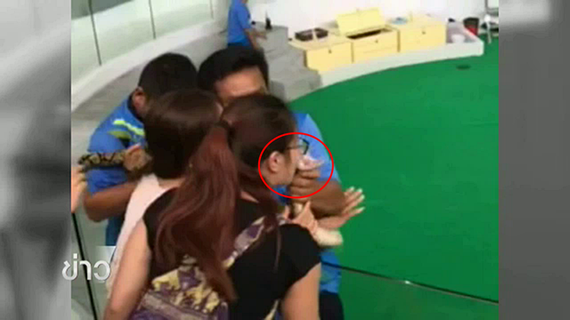 สาวจีนหวิดเสียโฉม ถูกงูเหลือมกัดขณะก้มจูบในสถานที่จัดแสดงโชว์ที่ภูเก็ต