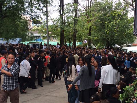 ประชาชนนับหมื่น ร่วมงานพระราชทานเพลิงศพ "ปอ ทฤษฎี" 
