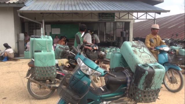 รัฐบาลเปิดรับซื้อยางพาราวันแรก ชาวสวนนำยางมาขายจำนวนมาก