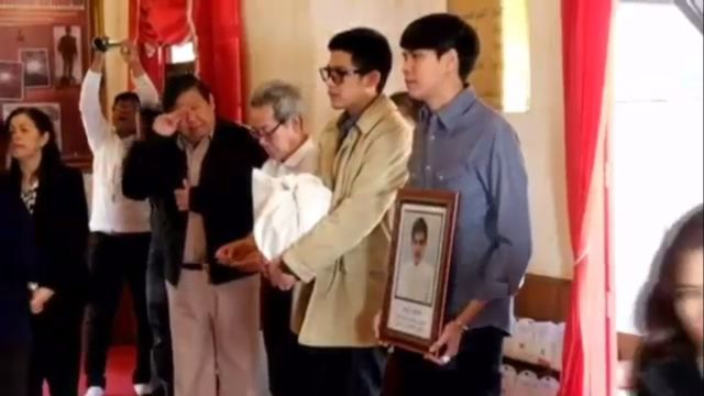 ครอบครัวสหวงษ์ ลอยอังคาร "ปอ ทฤษฎี" ที่อ่าวสัตหีบ จ.ชลบุรี 