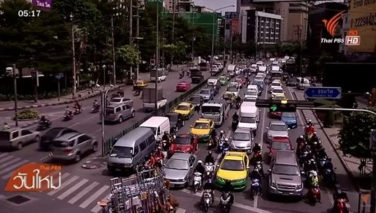  ตร.เตือนใช้โทรศัพท์มือถือขณะรถติดไฟแดงผิดกฎหมาย ปรับ 400-1,000 บาท