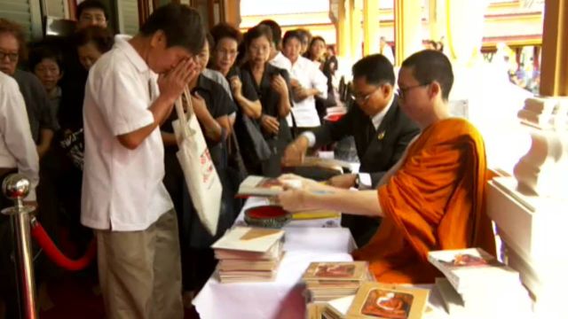 พุทธศาสนิกชนทั้งไทย-ต่างประเทศเข้ารับหนังสือบวรธรรมบพิตรเป็นที่ระลึก