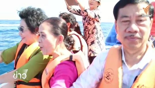 นักท่องเที่ยวประทับใจ พบโลมาปากขวดเล่นน้ำ ขณะล่องเรือไปเกาะตาชัย  