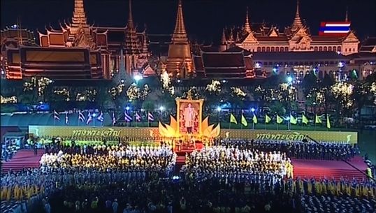 นายกฯ นำ ปชช.จุดเทียนชัยถวายพระพรชัยมงคล "พระบาทสมเด็จพระเจ้าอยู่หัว" 