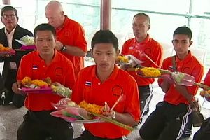 8 นักชกไทยสักการะสิ่งศักดิ์สิทธิ์ก่อนลุยศึกไอบ้า เวิล์ด แชมเปี้ยนชิพ