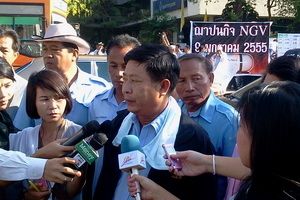 แท็กซี่ปิดถนนข้างทำเนียบฯ ค้านขึ้น NGV ขู่ยกระดับชุมนุมเที่ยงนี้