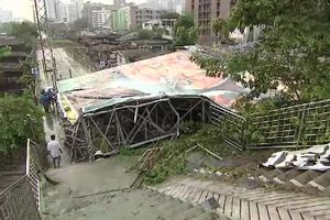 ฝนตกหนักทำให้ป้ายโฆษณาล้มทับบ้านเสียหาย